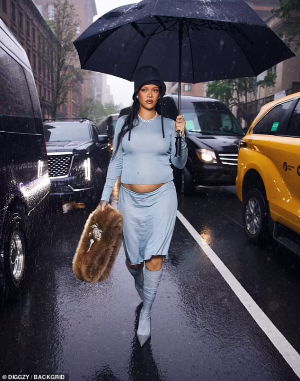 捷希源配资 蕾哈娜挺孕肚亮相Met Gala, 金·卡戴珊被保安踩到裙子